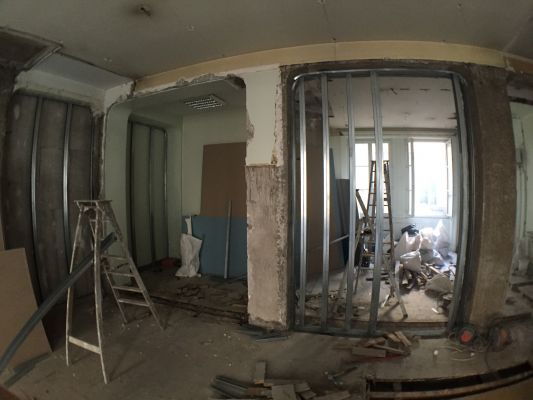 Pose des rails pour la séparation des studios